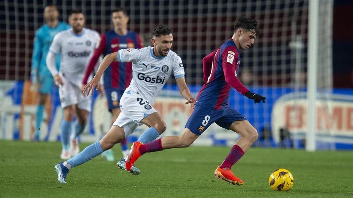 Pedri controla el balón ante Iván Martín en el Barça-Girona.