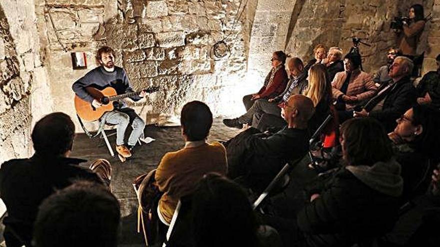 El músic David Mauricio, en un moment de l&#039;actuació.