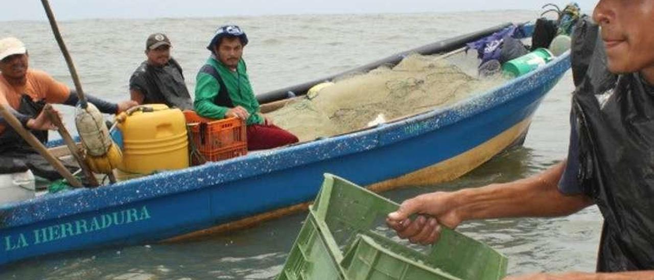 Pescadores artesanales de El Salvador. // Cedida