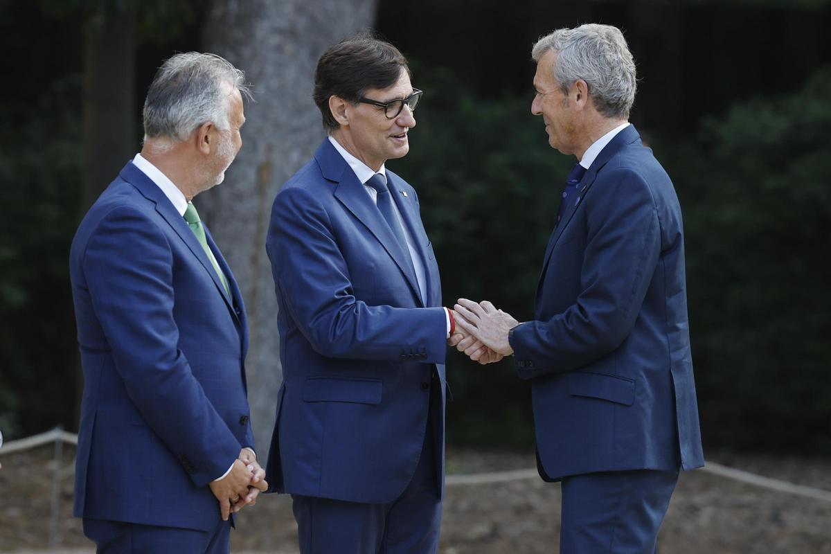 Alfonso Rueda saluda a Salvador Illa en presencia del ministro Ángel Víctor Torres