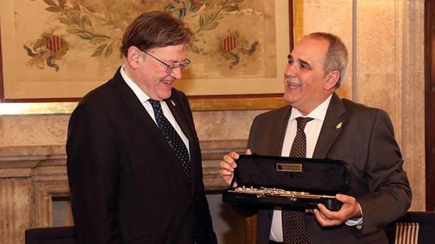 Ximo Puig recibe la insignia de oro de la Primitiva de Llíria de manos de José Luis Pérez.
