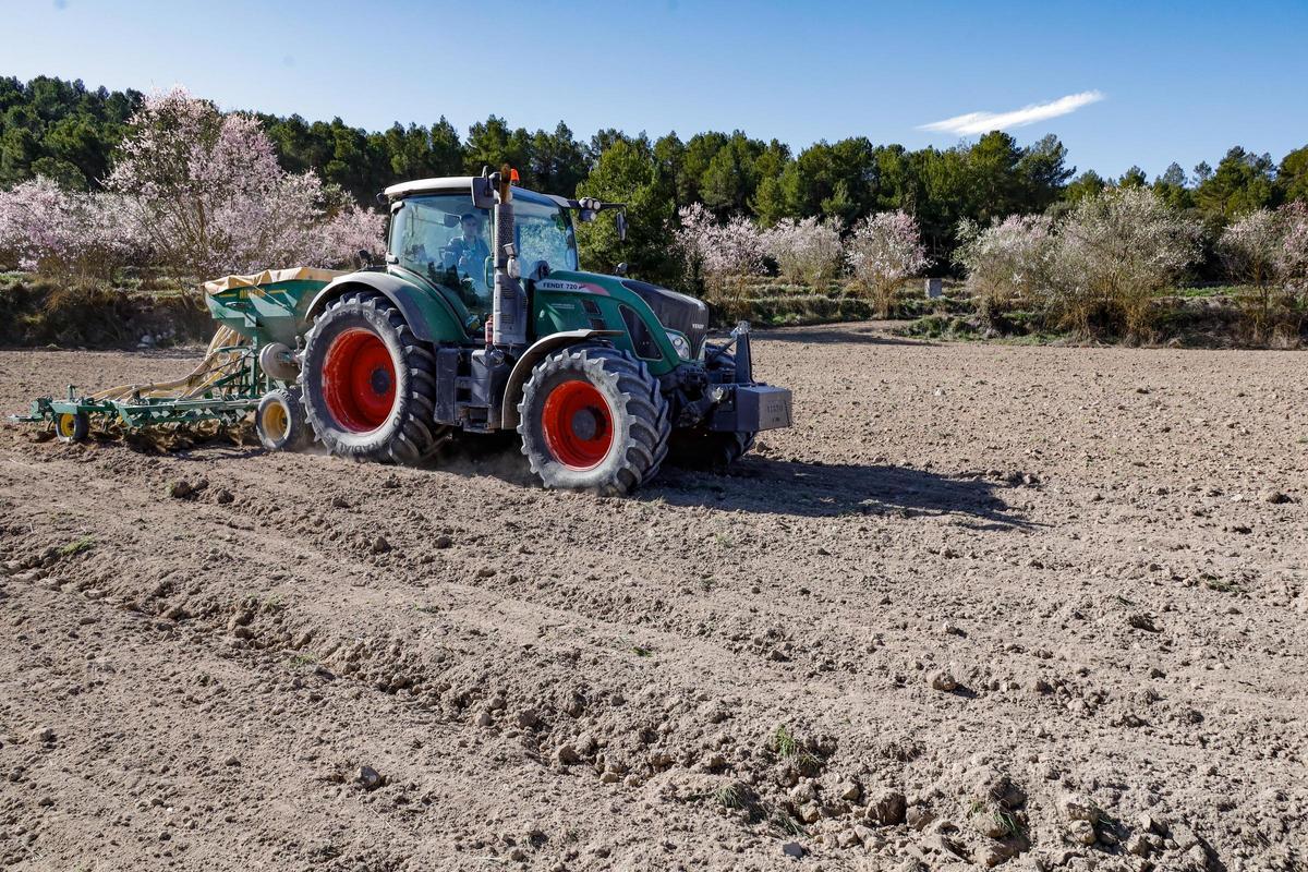El encarecimiento de los combustibles aumentará los costes de las tareas agrícolas.