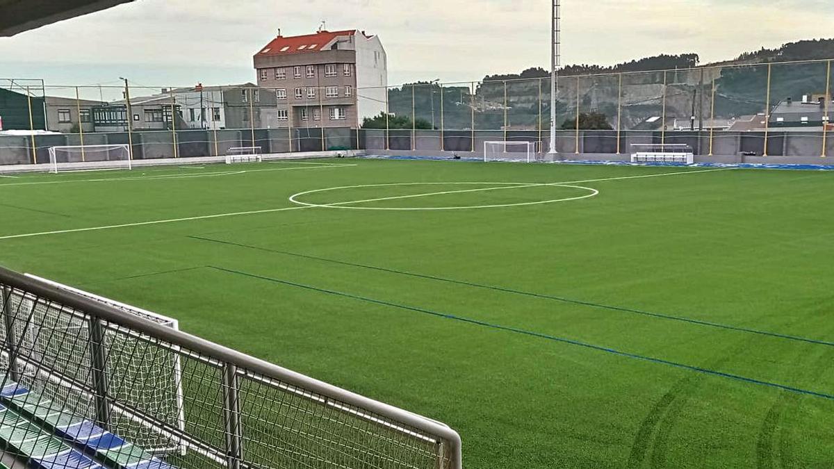 Vista del campo de fútbol de Meicende tras las obras de renovación acometidas.   | // LA OPINIÓN