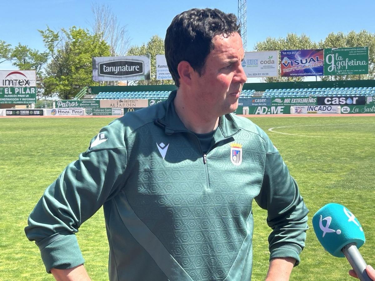Miguel Ángel Ávila atiende a los medios tras la conclusión del Villanovense-Badajoz del domingo.