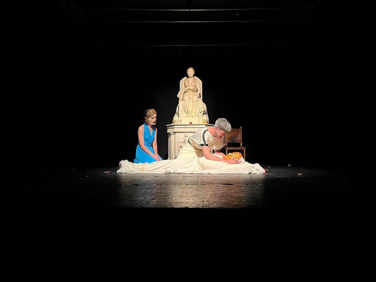 Alumnos de la Universidad de Sevilla representan una obra de teatro grecolatino dirigida por Sandra Rodríguez Piedrabuena.