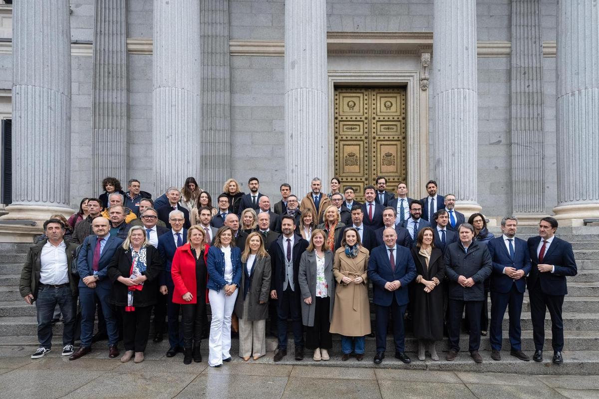 Diputados del PP con la conselleira Ángeles Vázquez y ganaderos, en Madrid tras la votación en el Congreso. 20 marzo 2025