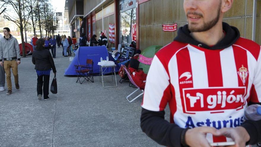 Colas en El Molinón para ver al Sporting en Getafe