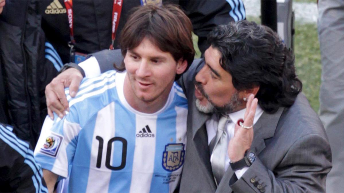 Diego Armando Maradona, seleccionador argentino, felicita a Leo Messi tras el Argentina-Corea del Sur del Mundial de Sudáfrica el 17 d ejunio de 2010