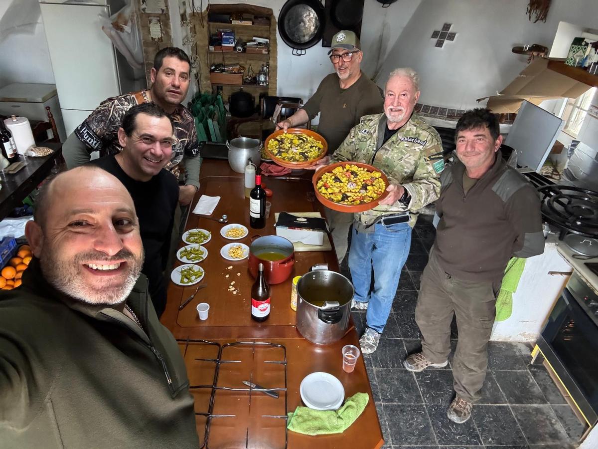 Los cazadores disfrutan en la semana de cábilas de su afición y de la gastronomía.