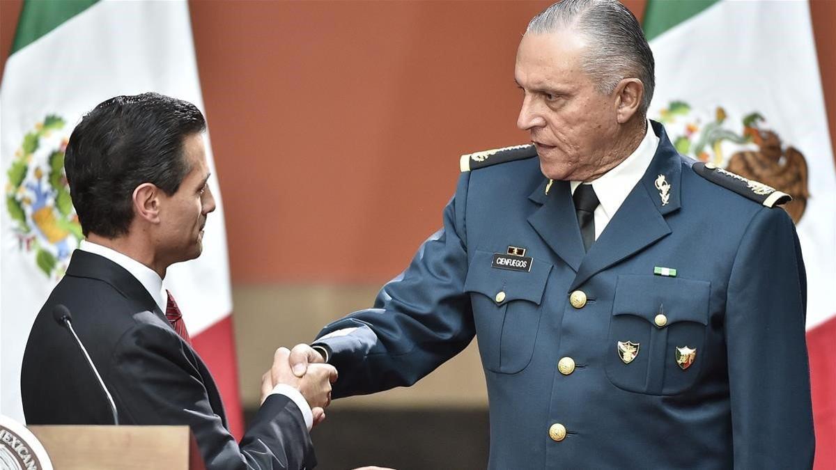 El expresidente Peña Nieto felicita a Cienfuegos en el 2016