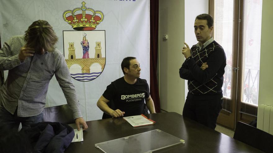 El vicepresidente de la Plataforma de Bomberos Profesionales, Juan Carlos Prieto (centro), con el edil de Personal y el alcalde en una rueda de prensa.