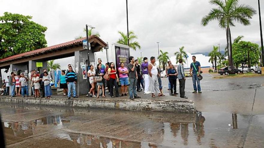 Habitants de l&#039;estat de Jalisco esperant transport després del Patricia