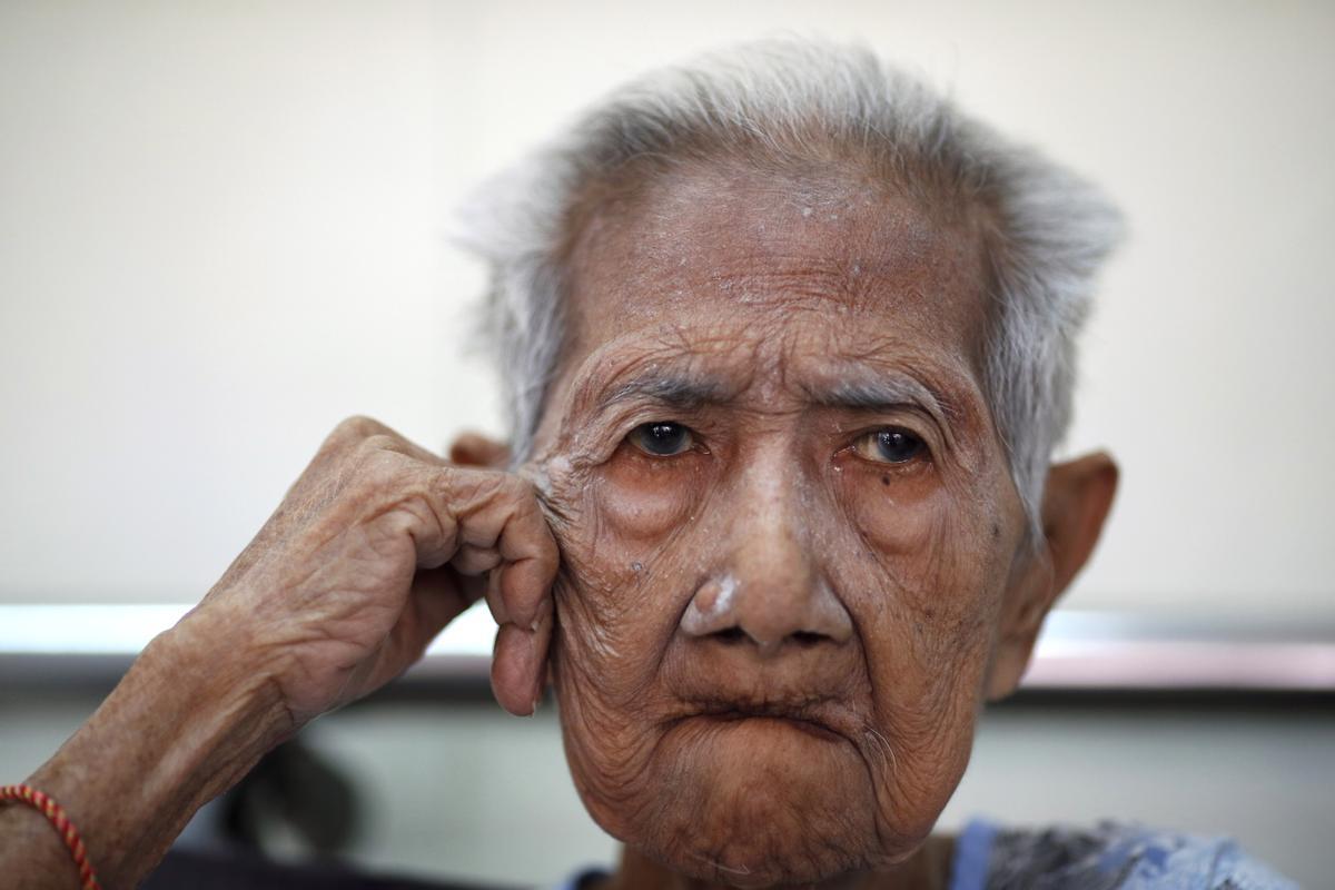 Li Jib Gi, un inmigrante chino de 100 años, espera a que le sirvan el desayuno en la residencia en la que vive