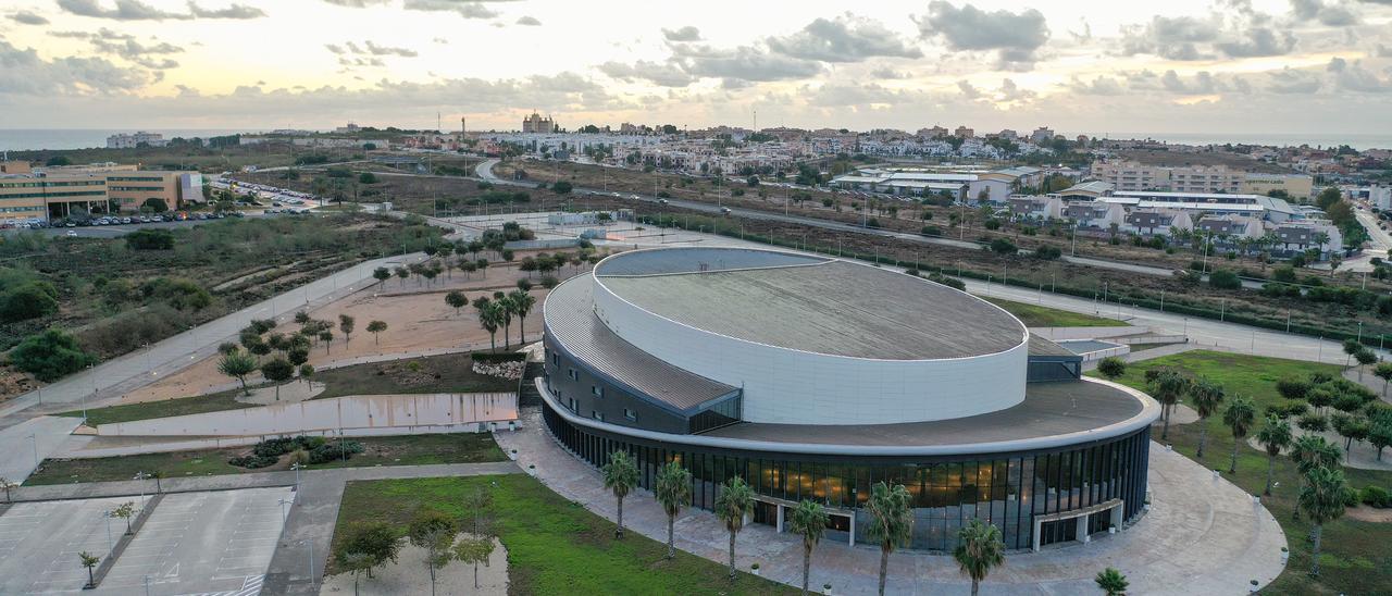 Recinto del Auditorio Internacional de Torrevieja, que también alberga el Conservatorio. El complejo, en manos del Ayuntamiento de Torrevieja desde noviembre de 2021, tuvo un coste para la Generalitat de 54 millones