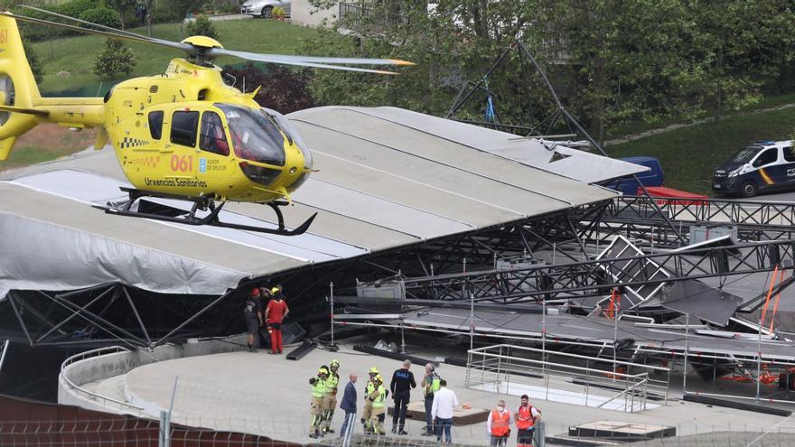 Derrumbe de parte de la estructura de un escenario en pleno montaje en O Son do Camiño, en Santiago, con la llegada de un helicóptero medicalizado.   | // XOÁN ÁLVAREZ