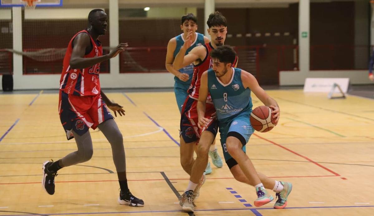 Antonio Bioque controla el balón en un partido de esta temporada.