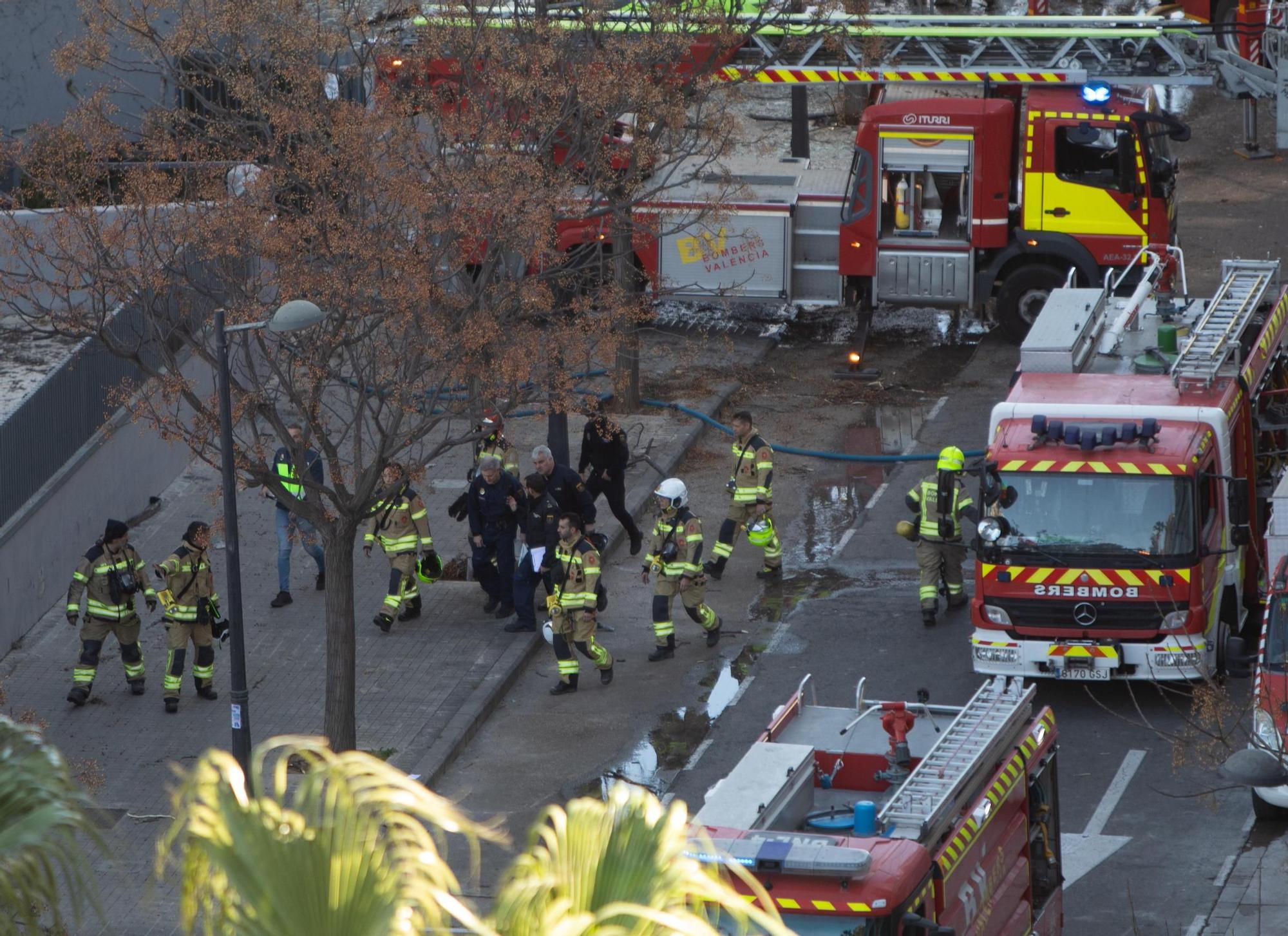 El trabajo de los bomberos en la trágico incendio de València