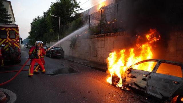 Bomberos durante las protestas por la muerte de un joven por parte de la Policía francesa.