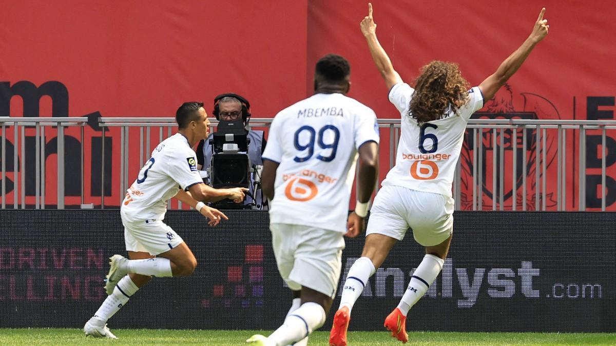Alexis celebra uno de sus dos goles en Niza