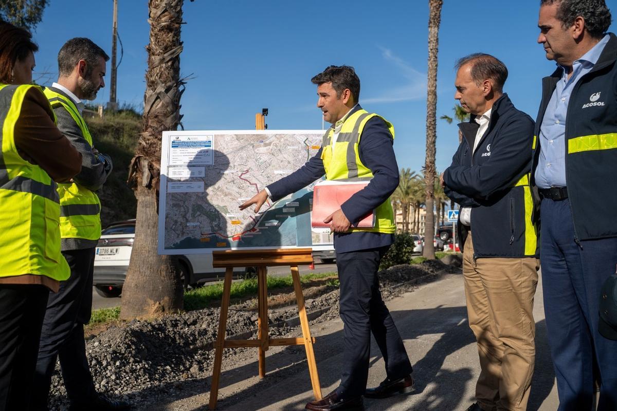 Acosol y la Junta de Andalucía instalan ya 1,2 km del tramo de la autovía del agua entre Torremolinos y Benalmádena.