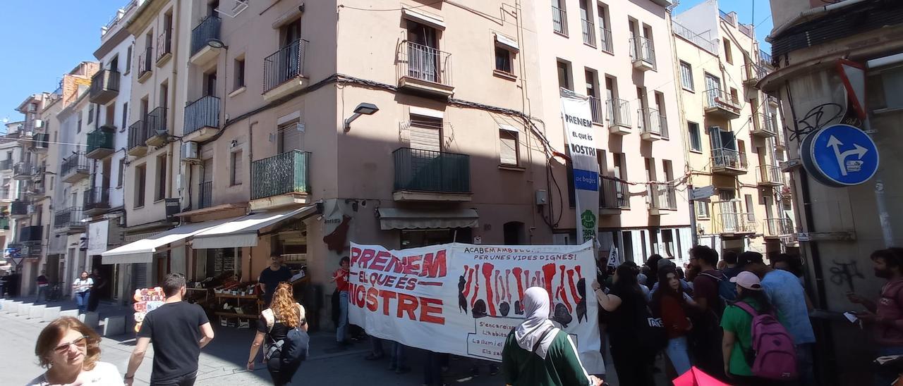 Celebració a la manifestació de l'1 de maig a Manresa de l'ocupació d'un bloc de pisos de la Sareb