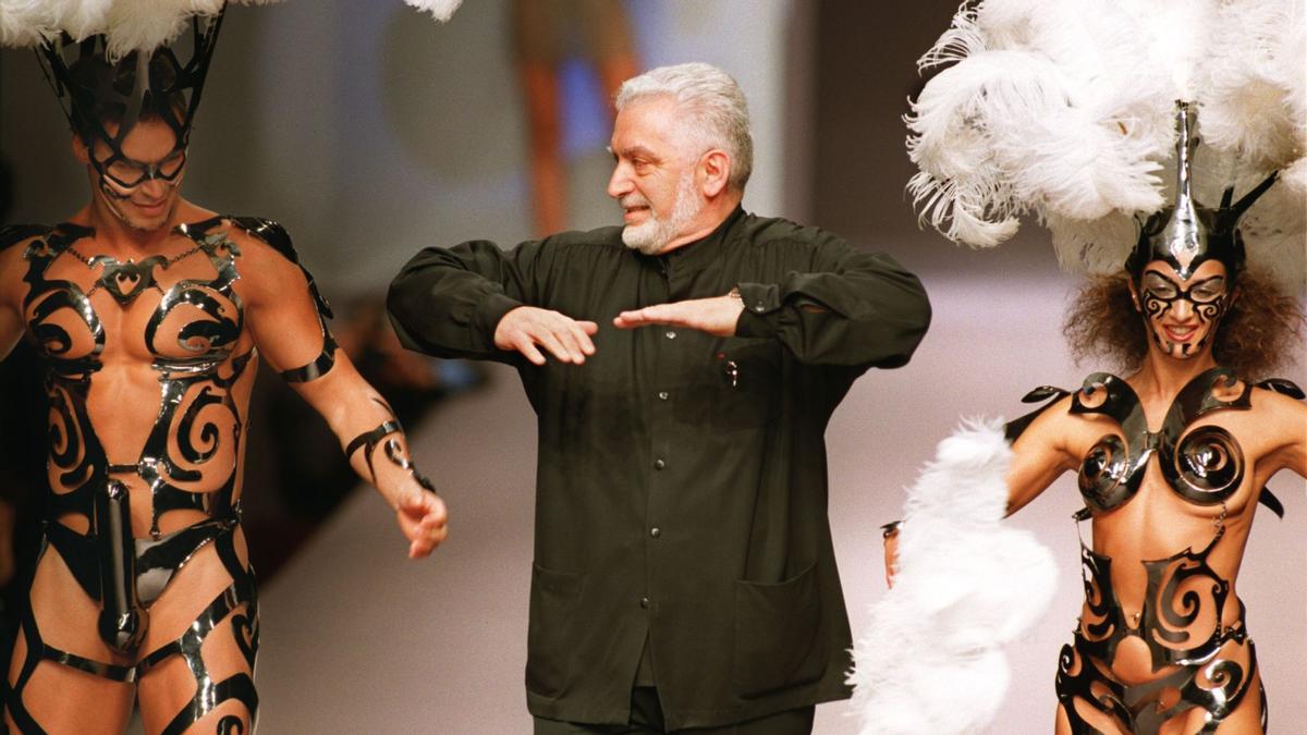 El modisto español Paco Rabanne baila junto a unos modelos maorís al finalizar la presentación de una de sus colecciones de alta costura en Paris en 1998 