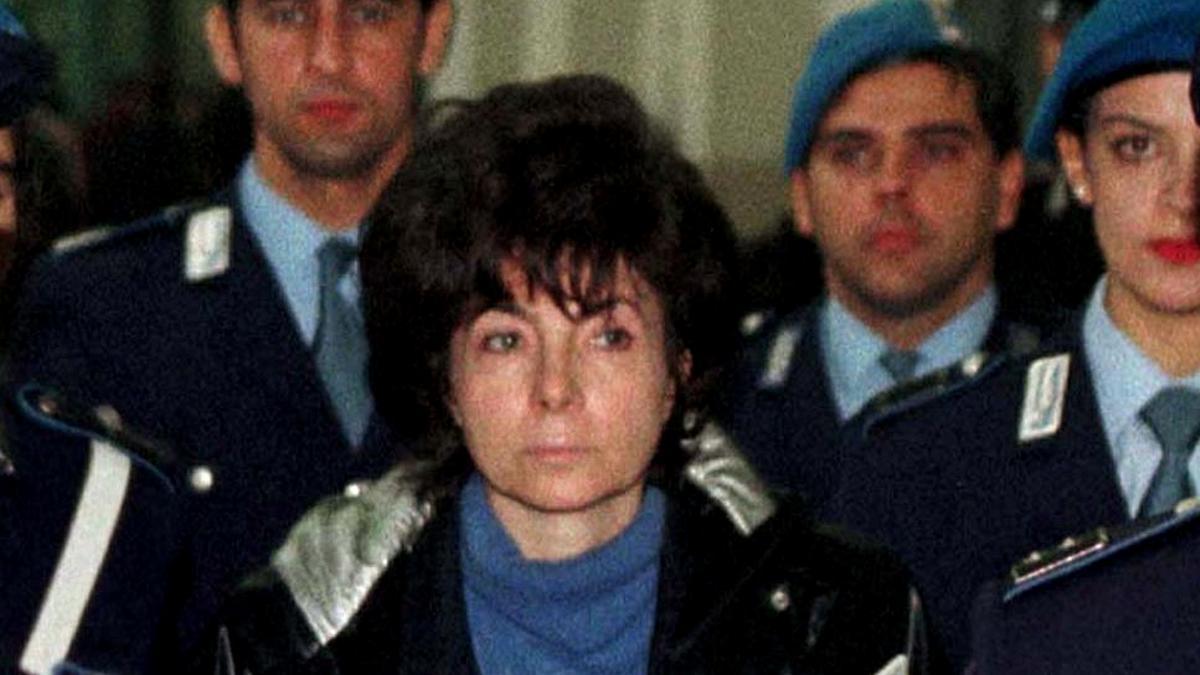 Patrizia Reggiani, rodeada por la policía mientras sale de un tribunal de Milán.