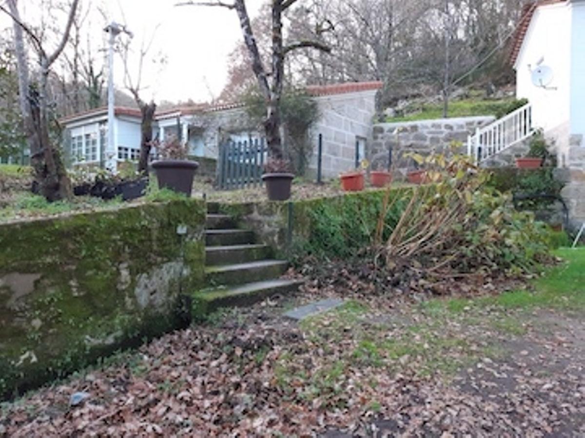 Aldea con cuatro casas y finca de 6 hectáreas lindando al río
