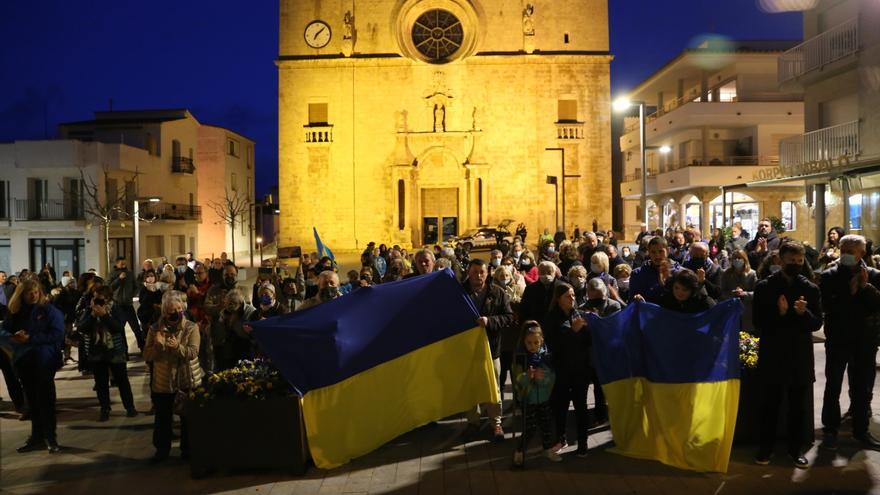 Concentració contra la guerra a Ucraïna a l'Escala