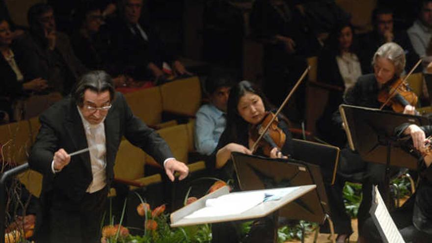 Riccardo Muti, que dirigirá el programa inaugural del festival, en una actuación en la Isla en 2008. | lp/dlp