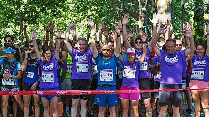 Una sortida de la cursa solidària Dream Runners Puigcerdà, amb les autoritats locals al parc de l&#039;estany