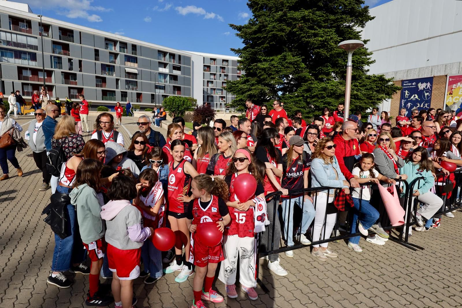 En imágenes | Así ha sido el recibimiento de las jugadoras del Casademont Zaragoza a su llegada al Príncipe Felipe