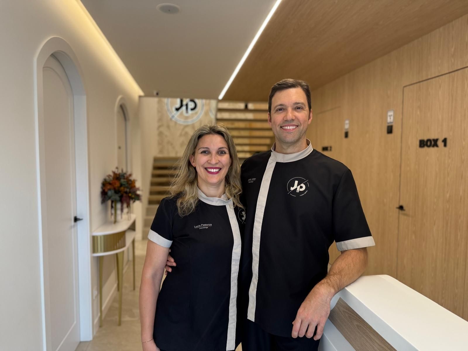 Dr. Javier Julien y Dra. Lucía Pastoriza, en la clínica