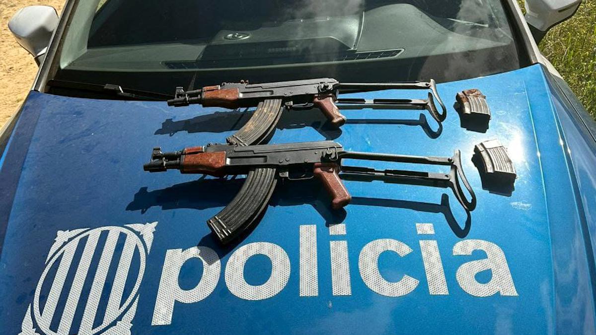 Els dos fusells d'assalt kalàixnikov tipus AK-47 estaven enterrats en dos farcells fets amb roba i cinta americana.