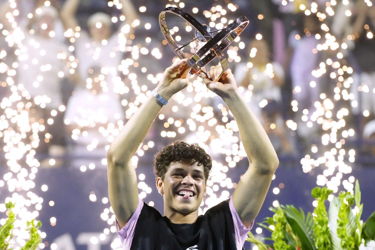 Ben Shelton, of the United States, lifts the trophy as he celebrates after his win over Karen Khachanov, of Russia, in the final tennis match at the National Bank Open men's tennis tournament in Toronto, Thursday, Aug. 7, 2025. (Frank Gunn/The Canadian Press via AP) Associated Press/LaPresse