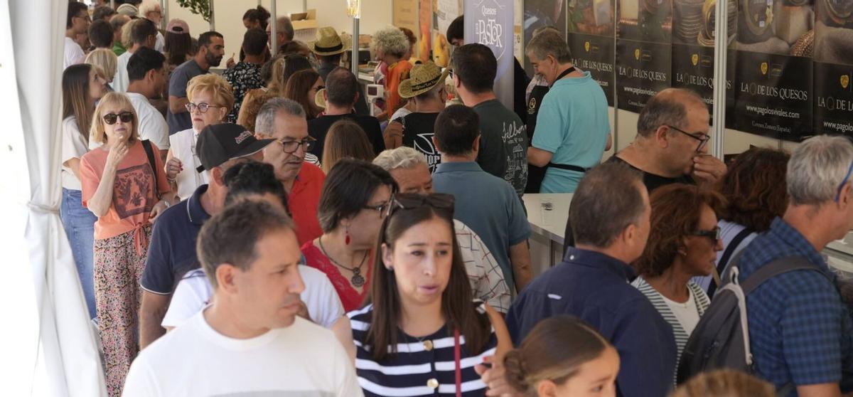 El público abarrota los puestos de la Plaza Mayor de la Fromago, en la jornada de clausura. | JOSÉ LUIS FERNÁNDEZ