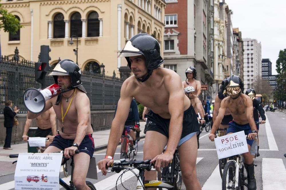 Los bomberos protestan en bicicleta y ropa interior por las calles de Oviedo