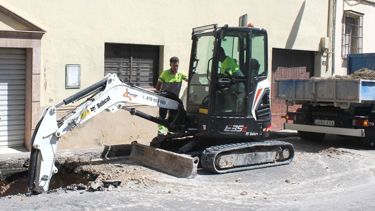 Operarios municipales reparan una de las averías surgidas en Lucena.