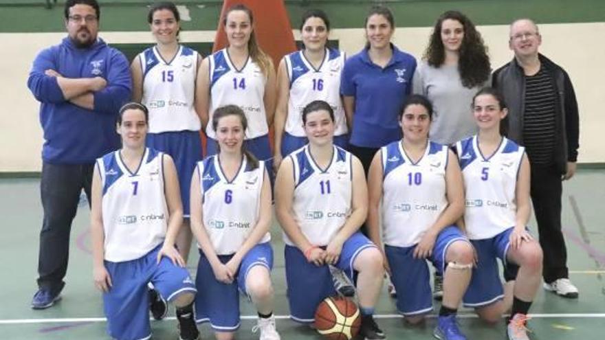 Las chicas del senior del Eset femenino, con los técnicos.