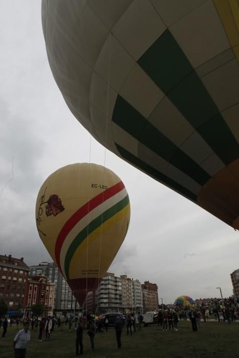 Salida de la regata de globos aerostáticos desde el "solarón", en Gijón.