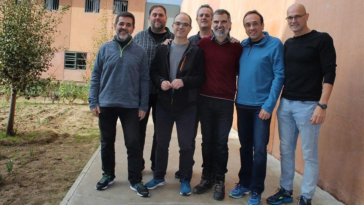 Jordi Sánchez, Oriol Junqueras, Jordi Turull, Joaquim Forn, Jordi Cuixart, Josep Rull y Raül Romeva posan dentro de la prisión de Lledoners.