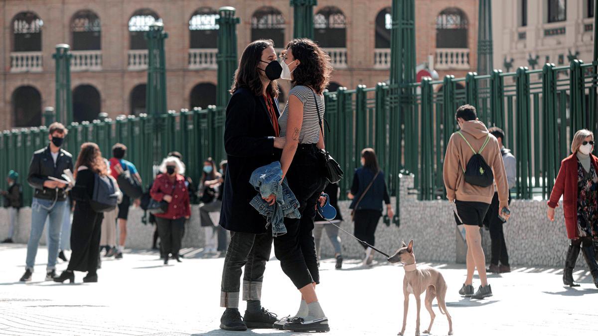 Una pareja se saluda en la Estación del Norte de València.