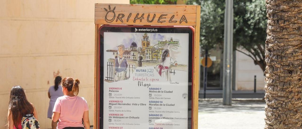 Soporte de publicidad exterior en el centro de Orihuela con promoción de actividades del Ayuntamiento