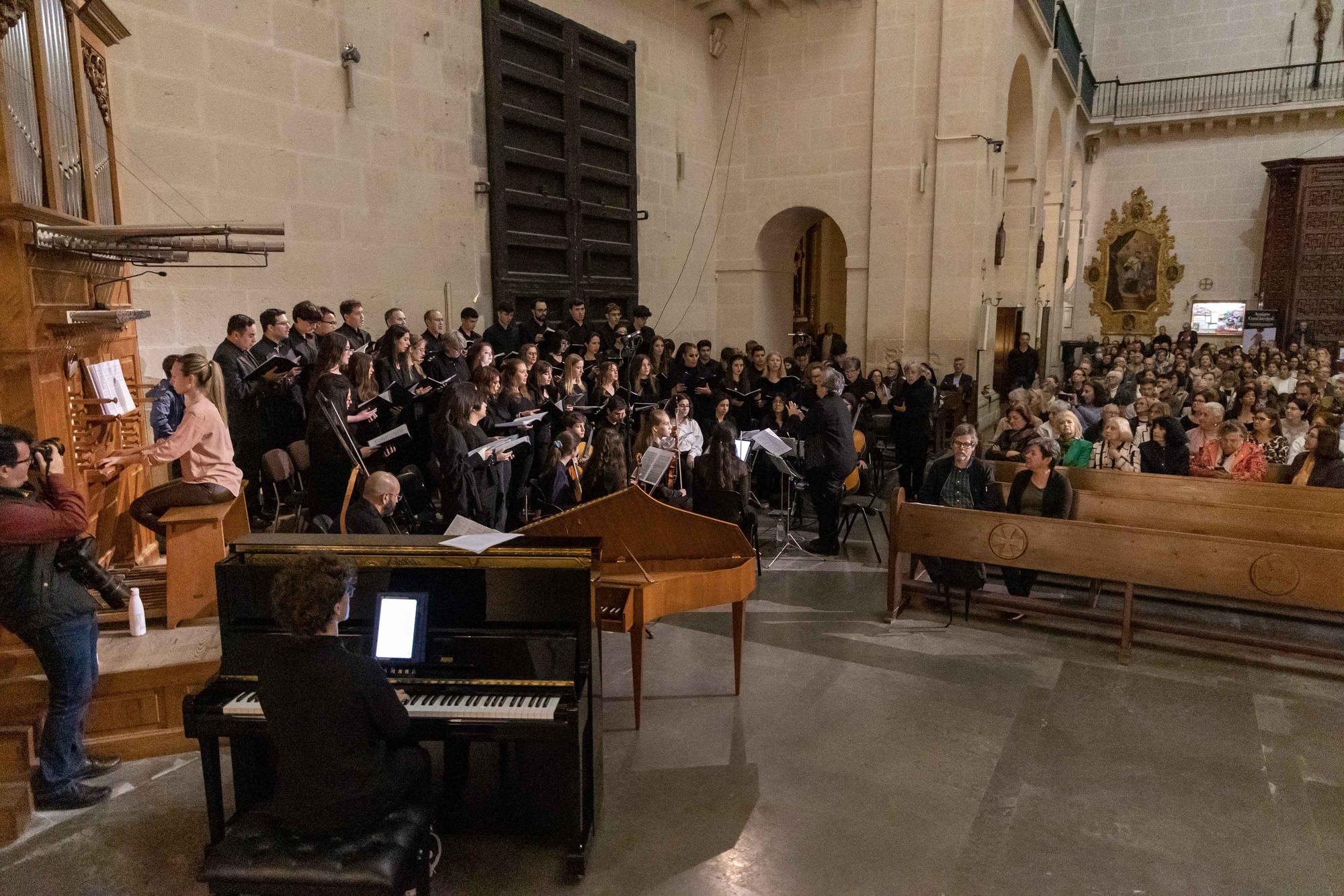 Alumnos del Conservatorio José Tomás de Alicante interpretan la Pasión en la Concatedral de San Nicolás