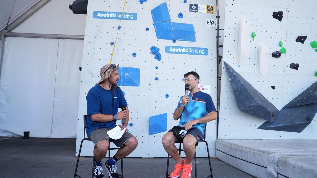 Chuso García charla con el Mono Joan antes de subirse al muro.