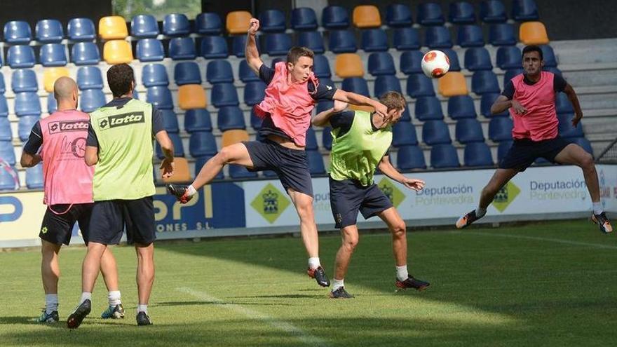 Los jugadores del Pontevedra ensayan una jugada de estrategia durante el entrenamiento de ayer en Pasarón.