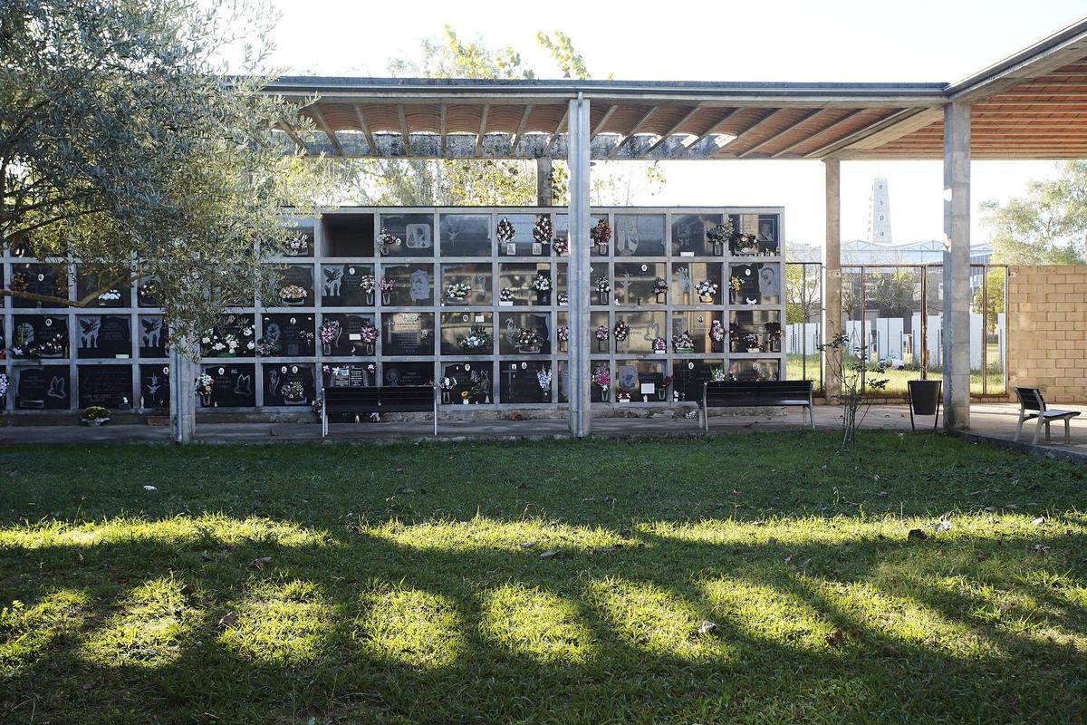 Una de les zones del cementiri municipal de Salt.