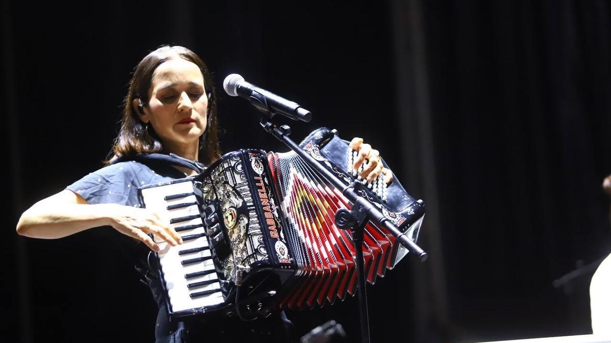 Julieta Venegas durante su actuación en el teatro de la Axerquía.