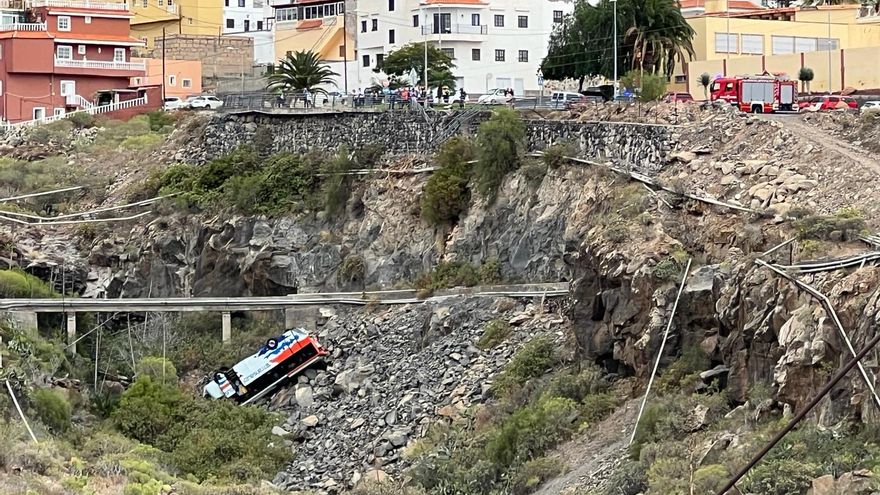 Se precipita una guagua sin ocupantes a un barranco en Adeje