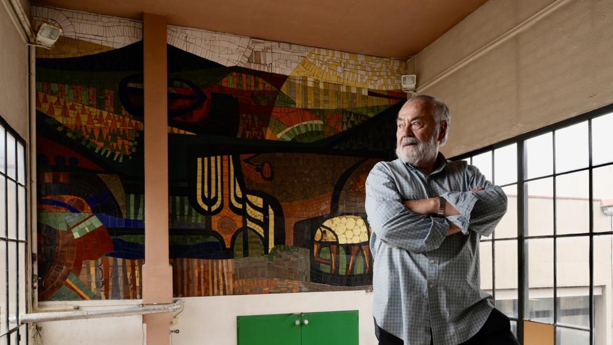 Armand Olivé, de espaldas al mural, que no había visitado desde 1968.